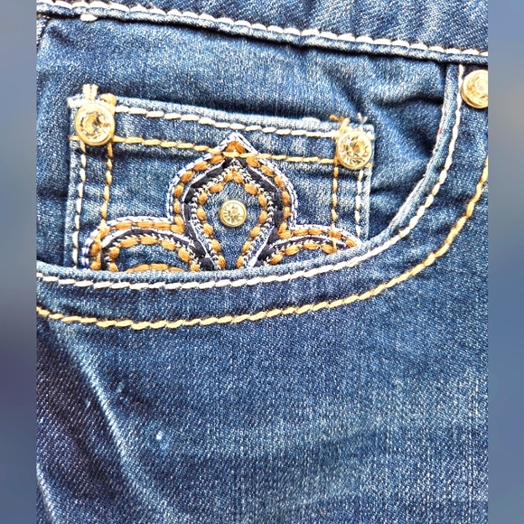 Earl Stylish Denim Skirt with Embroidery - Picture 2 of 7